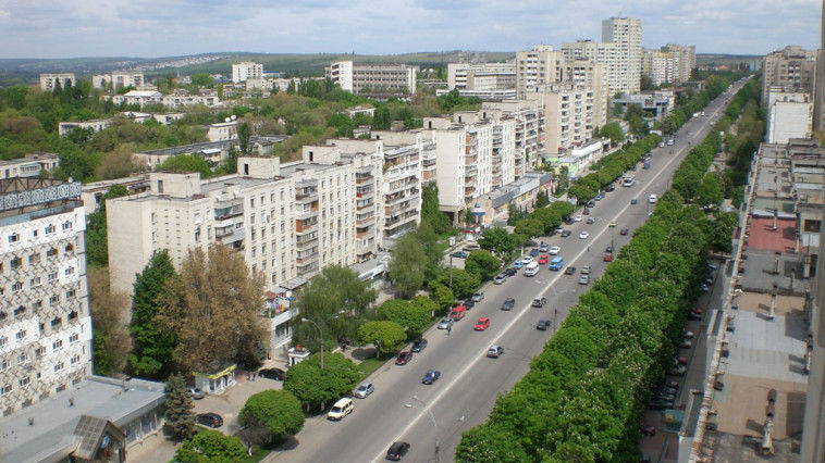 În fața Primăriei Capitalei a fost organizat un flashmob fiind dedicat Zilei Unirii Basarabiei cu România. Foto: midas.md