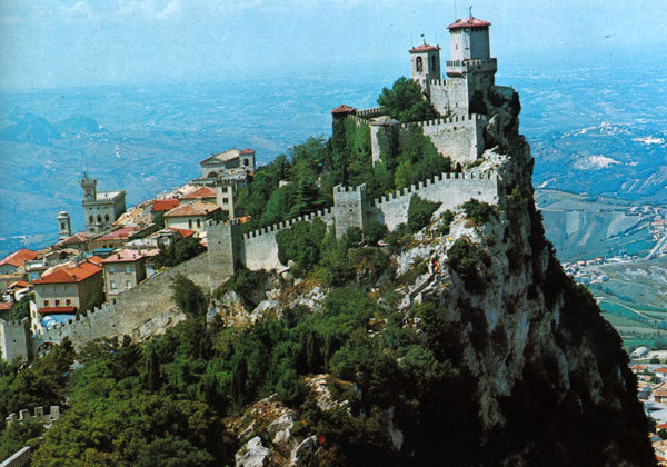 În pofida faptului că San Marino nu este în Uniunea Europeană, moneda oficială este Euro.