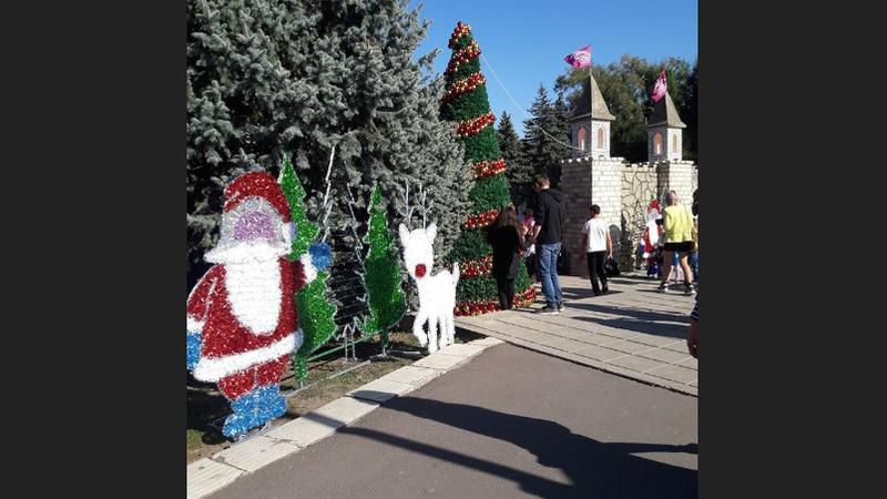 В связи с этим, он отметил, что разрешение на установку декораций не было выдано.
