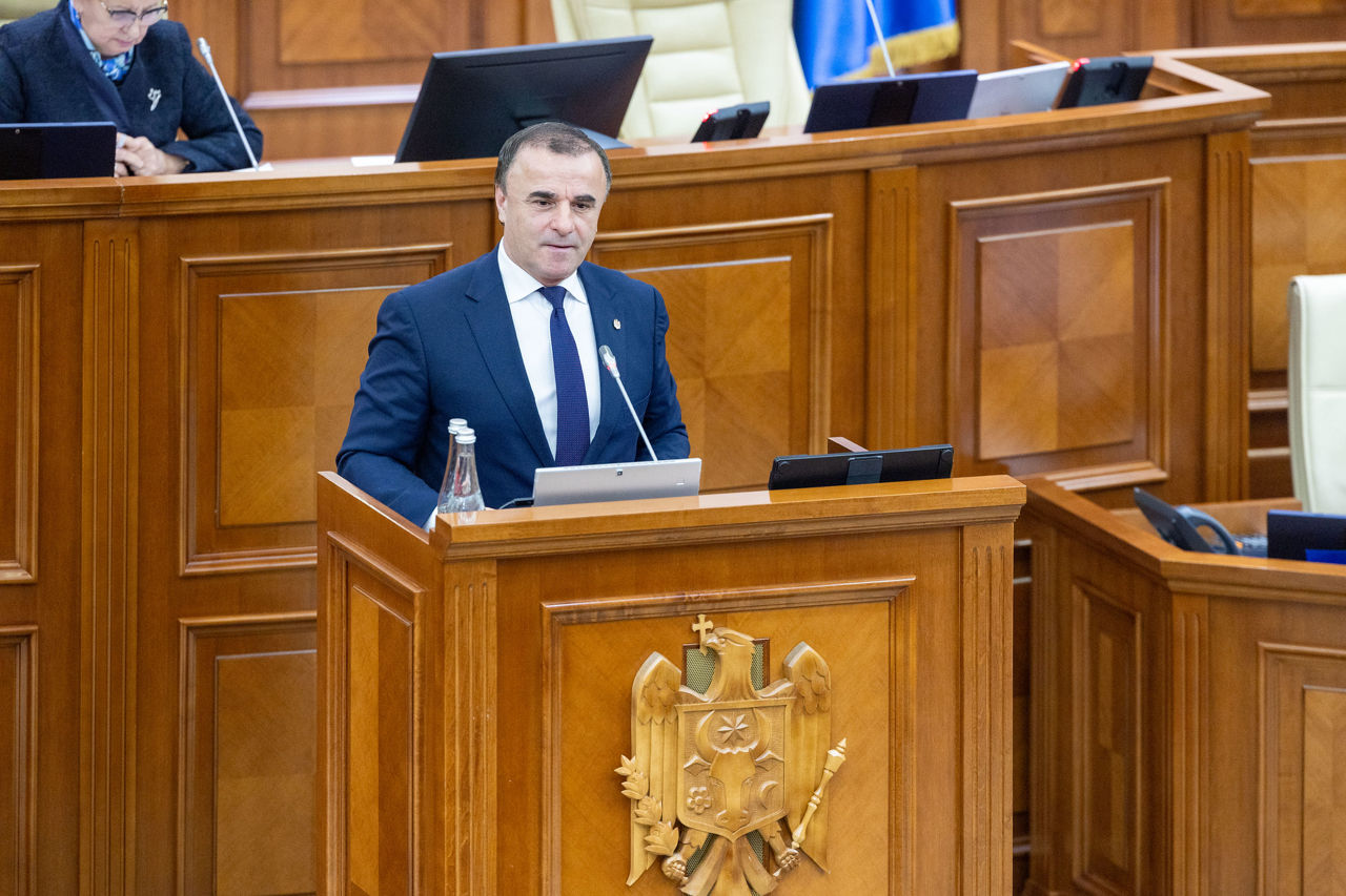 Vasile Tarlev părăsește Blocul Patriotic și devine deputat independent.