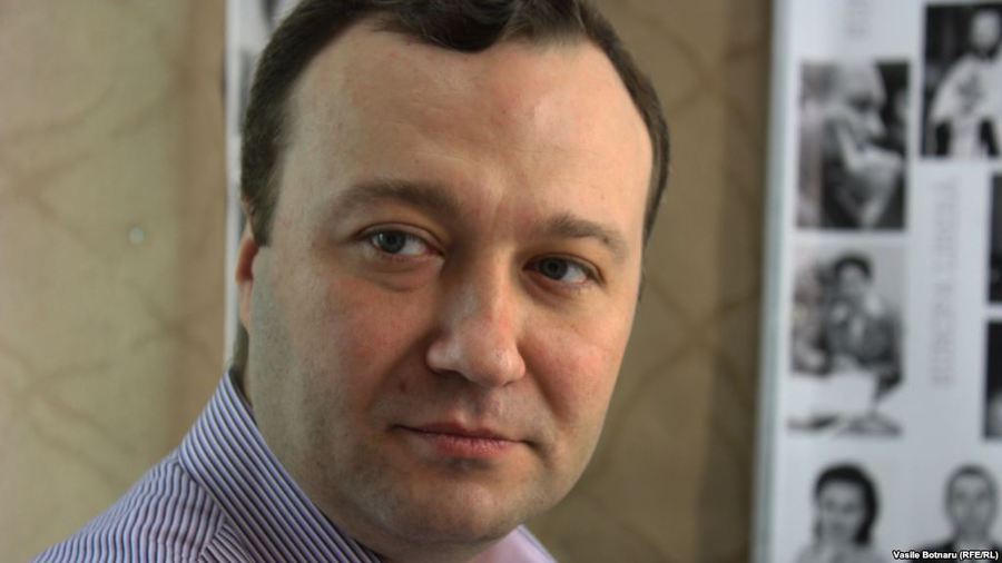 Corneliu Gurin are 37 de ani şi este jurist de profesie.