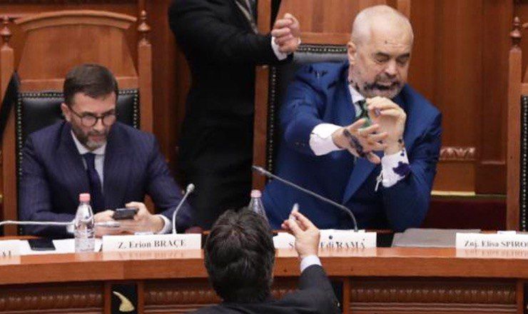 В лицо премьеру Албании брызнули чернилами в парламенте.