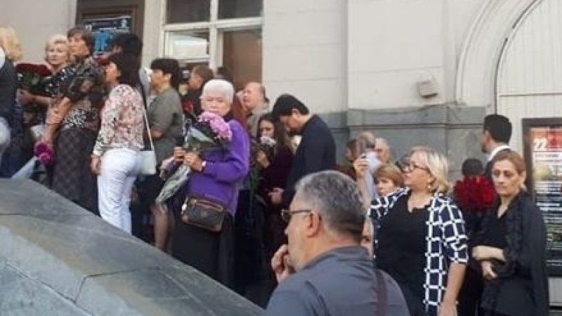 Он будет похоронен рядом с матерью на Востряковском кладбище Москвы. 