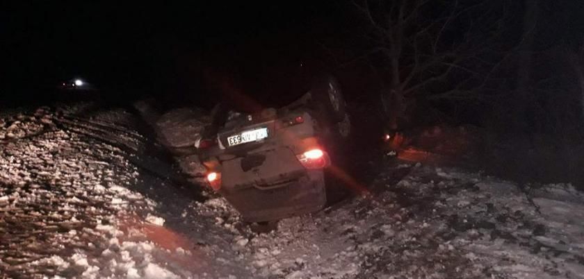 В какой-то момент на скользкой дороге кроссовер занесло и вынесло с проезжей части в кювет.