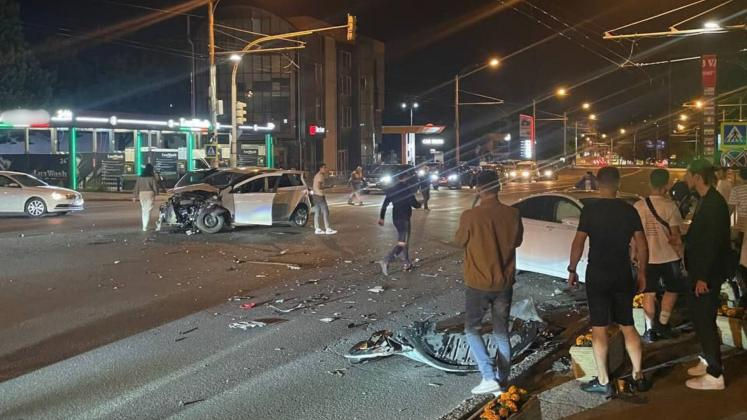 В Кишиневе произошло ДТП: столкнулись два автомобиля.