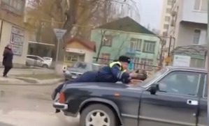 Поездка инспектора ДПС на капоте «Волги» попала на видео.