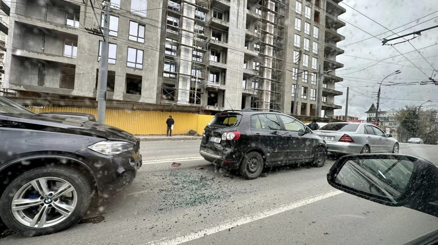 В центре Кишинева произошло цепное ДТП с участием трёх автомобилей.