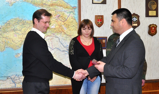 Distincţia i-a fost oferită plasticianului pentru asistenţa medicală acordată unui militar care a suferit grave arsuri termice în urma unui accident.