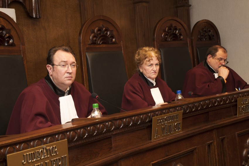 Curtea Constituțională trebuie să examineze sesizările în șase luni de la depunerea acestora.