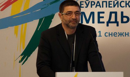 Юрие Рошка отметил, что «он стремится помочь молодежи широко глядеть на жизнь, избавиться от шор, навязанных системой образования или коллективным мышлением».