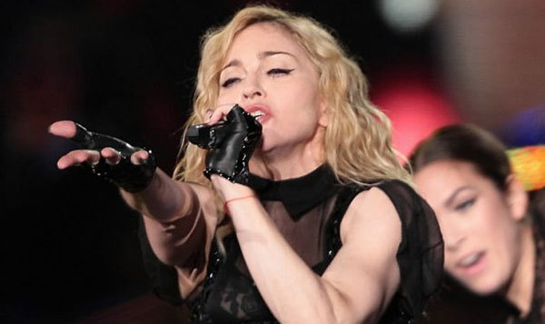 Un deputat rus a acuzat-o, marţi, pe cântăreaţa Madonna că a lucrat ilegal în timpul concertelor susţinute în Rusia.