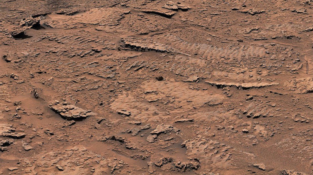 Структуры, измененные водой, марсоход обнаружил у подножия горы.
