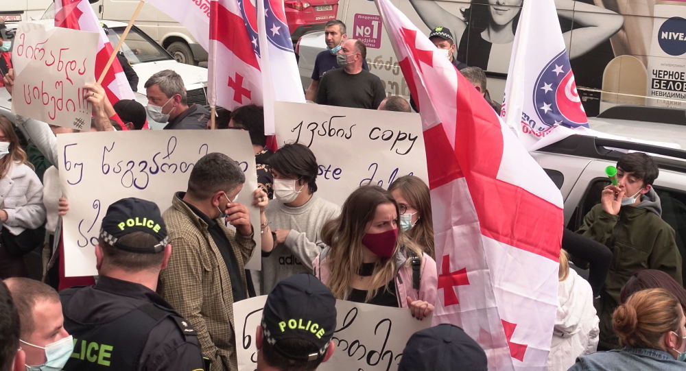 На акции протеста в Тбилиси произошла стрельба.