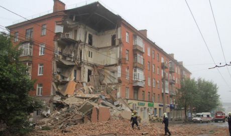Un om a murit, iar patru au fost răniţi după ce faţada unui bloc de locuit s-a prăbuşit. Foto: tvrain.ru