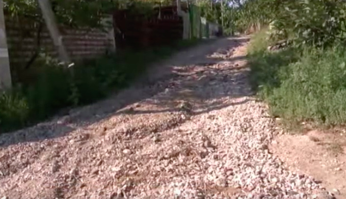Во время сильного ливня был размыт участок с оползневым процессом глубиной в 8 метров и длиной в 280 метров. 