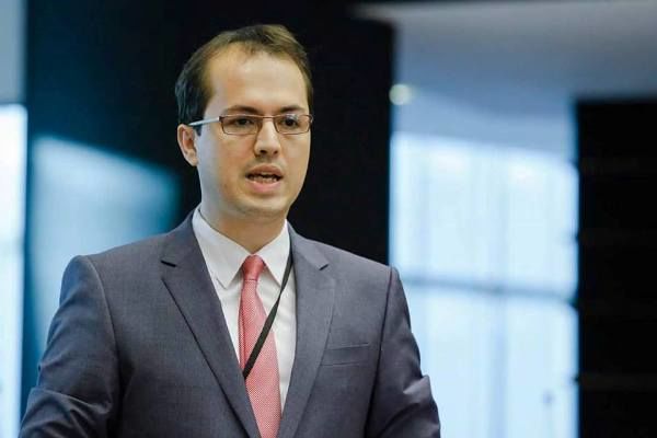 Анди Кристя, который является и сопредседателем Парламентского комитета по ассоциации со стороны Европейского парламента заявил, что Европейский союз не может быть на чьей-то стороне в том, что касается изменений, которые предлагаются в избирательной системе страны. 