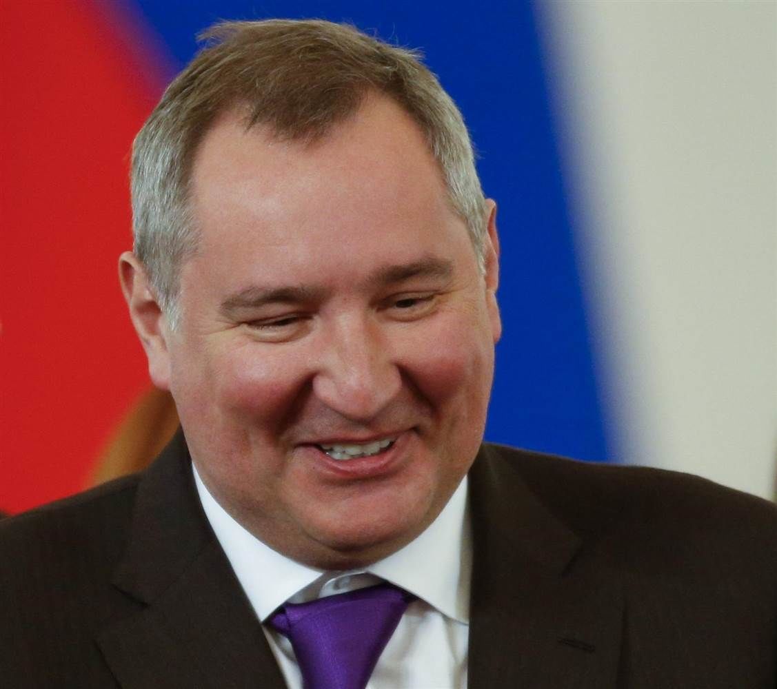 Рогозин прокомментировал поступок либералов, водрузивших на здание резиденции президента флаг ЕС.