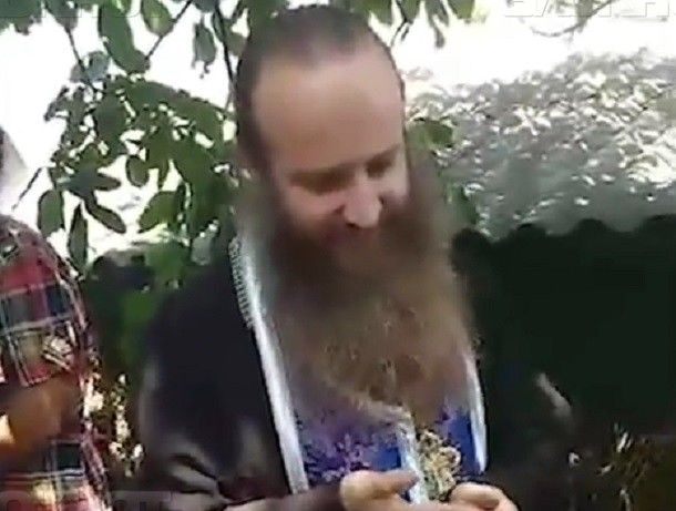 Местные жители не в первый раз жалуются на строгого батюшку.