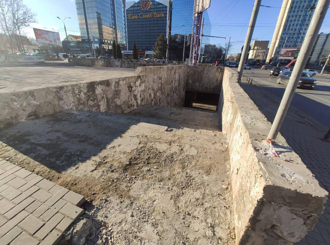 В центре Кишинева ремонтируют пути доступа к двум подземным переходам.