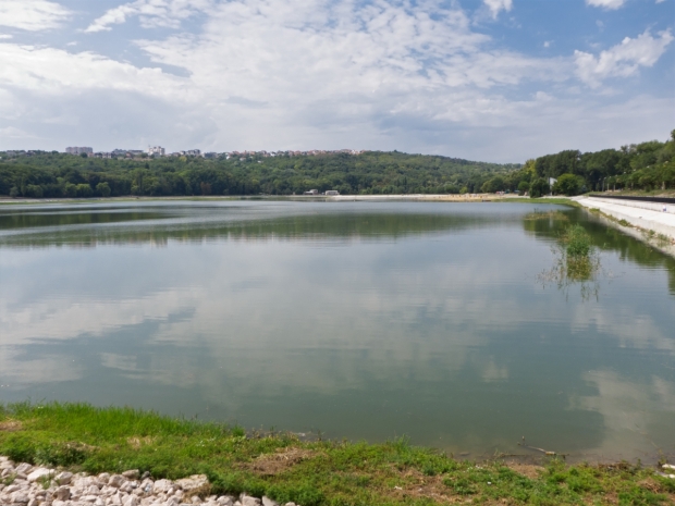 Un copilaș de 6 ani a fost ieri la un pas de moarte. Acesta era cât pe ce să se înece în iazul de la porțile orașului, atunci când părinții l-au scăpat din vedere.