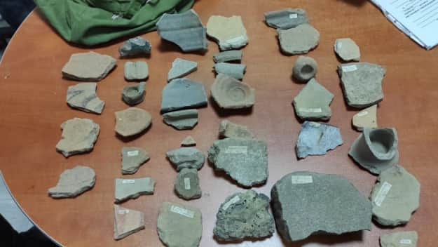 O femeie, arestată în România pentru că vindea posibile obiecte arheologice la prețuri derizorii.