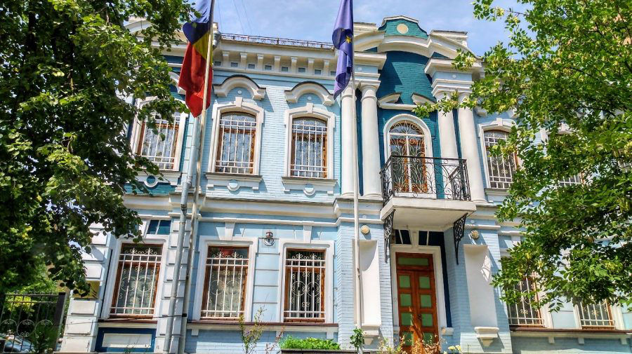 Во время обстрела Киева одна из ракет упала возле посольства Румынии.