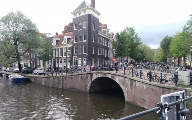 O crimă comisă sub ochii unor copii de şase ani bulversează Amsterdamul.