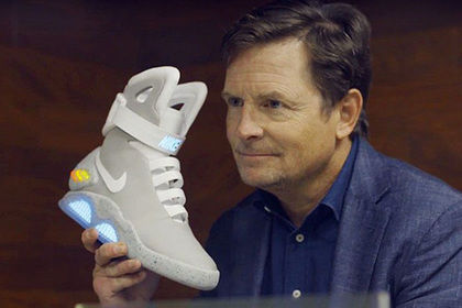 Пара самозашнуровывающихся кроссовок Nike Mag была продана на аукционе в Гонконге за 104 тысячи долларов. Кадр: скриншот видео Youtube