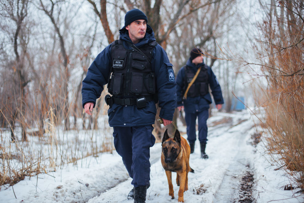 На государственной границе задержали двух человек.