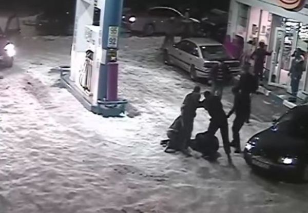 Врачи говорят, что госпитализировать пришлось четверых из семи жертв.