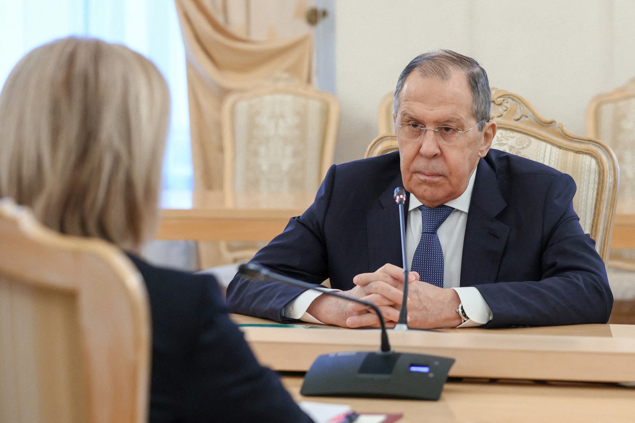 Лавров допустил эвакуацию части российских дипломатов с Украины.