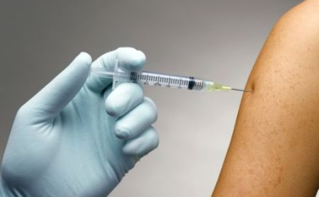 Lipsa stabilităţii raportului leului cu valutele de referinţă, creează probleme majore la procurarea vaccinului. Foto: antena3.ro