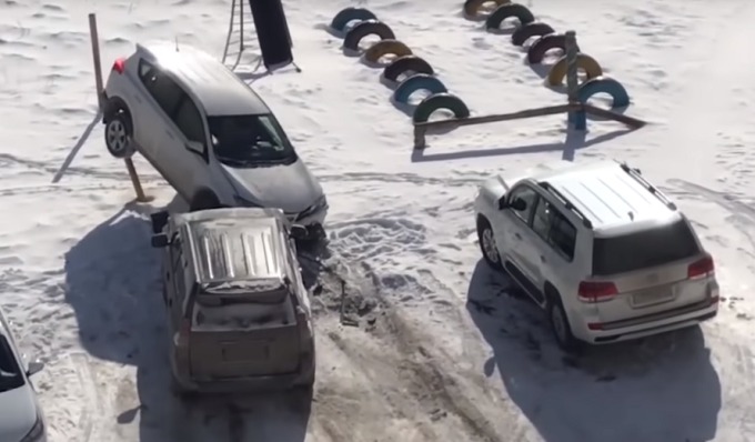 Un şofer rus beat a făcut dezastru în parcare.