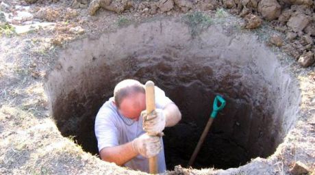 Un bărbat de 39 de ani care îşi săpa o fântână în curtea proprie a decedat. Foto: novostipmr.com