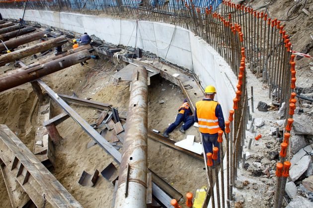 Un bărbat a murit în această seară, după ce a căzut de la etajul doi al unei construcţii. Foto: gandul.info
