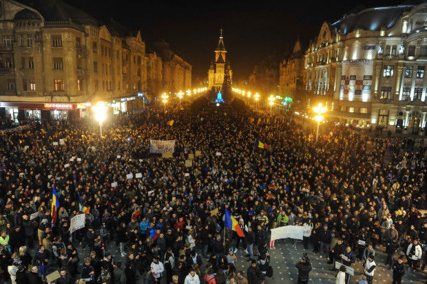 Protestatarii români promit să participe la demonstraţii în fiecare zi. 