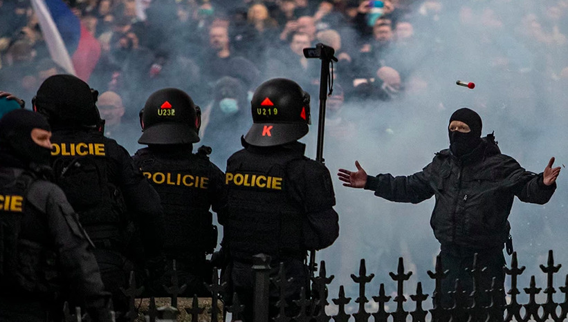 В Праге участники акции протеста против ограничений из-за пандемии ранили полицейского.