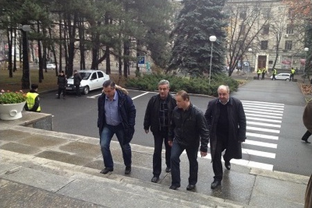Депутаты, согласно своему статусу, имеют право входить в любые госучреждения, а полиция и спецслужбы могут воспрепятствовать лишь в исключительных случаях. Фото: moldnews.md