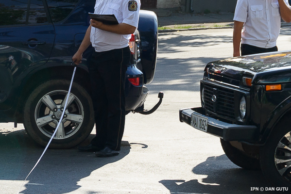Inspectoratul de Poliţie Orhei informează că şoferul încerca să iasă dintr-o curte cu maşina când copilul i-a nimerit sub roţi.