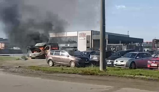 В столице сгорел микроавтобус.
