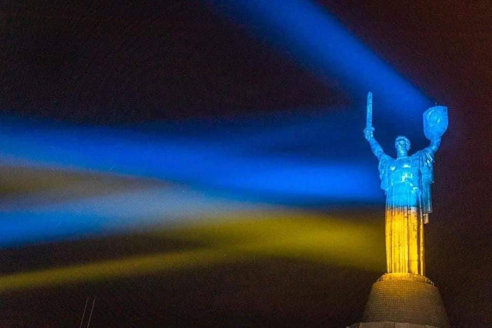 В Киеве монумент "Родина-мать" был освещен цветами флага Украины.