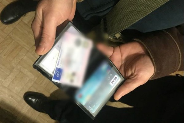 Молдаванин должен был отдать поддельные водительские права ожидающему его в Париже. Фото: border.gov.md.
