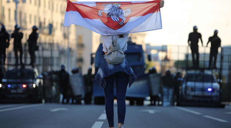 В центр Минска ввели 10 БТР из-за протестов, начались задержания.