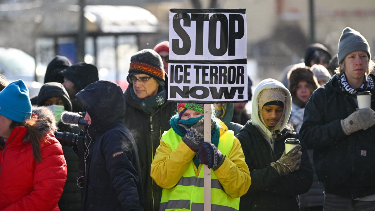Протесты в США из-за стрельбы ICE грозят новым шатдауном.