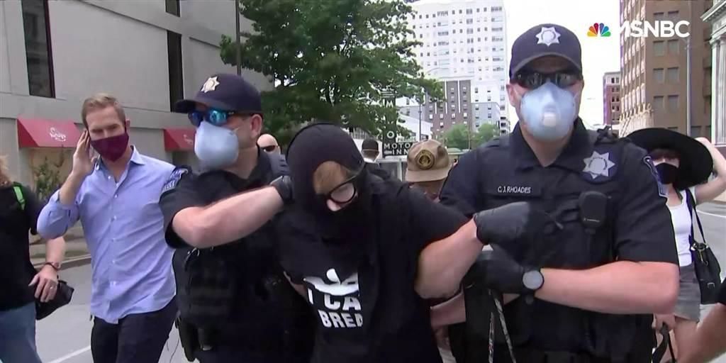 Протестующих арестовывают в прямом эфире перед митингом Трампа.