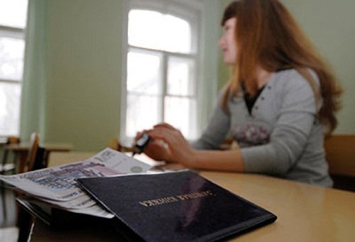Два студента колледжа в секторе Ботаника, 19 и 21 лет, проходят по делу о фальсификации национальной валюты.