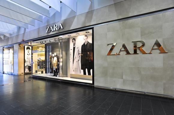 Clienții Zara, cu bilețele în buzunarele hainelor sau pe etichete. Foto: digi24.ro