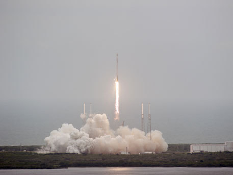 Первая ступень ракеты-носителя Falcon 9 совершила жесткую посадку на платформу, установленную в океане у побережья Флориды.