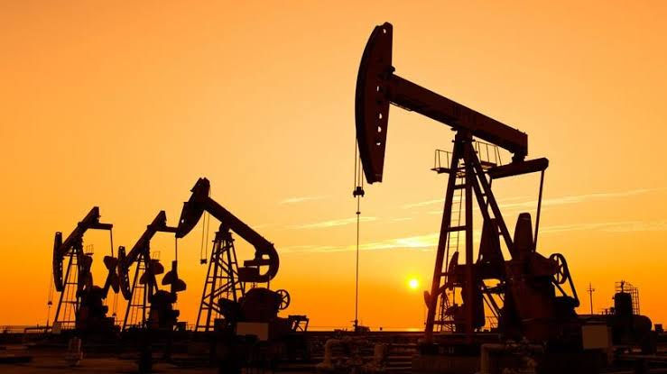 Цены на нефть Brent продолжили рост после возобновления ударов США по Ирану.