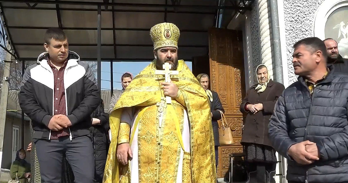 В Реуцелах дьякон отказался служить в церкви после перехода в Бессарабскую митрополию. Коллаж: Point.md